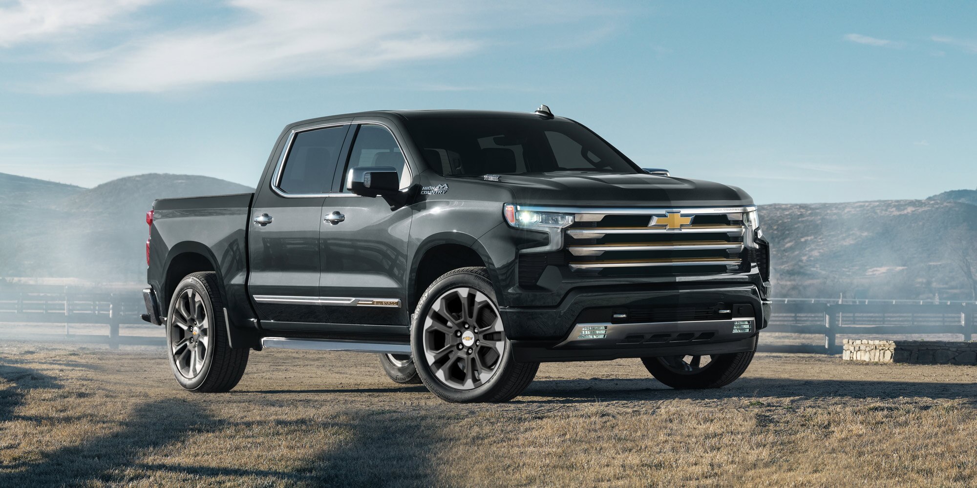 Chevrolet Silverado en exterior de campo