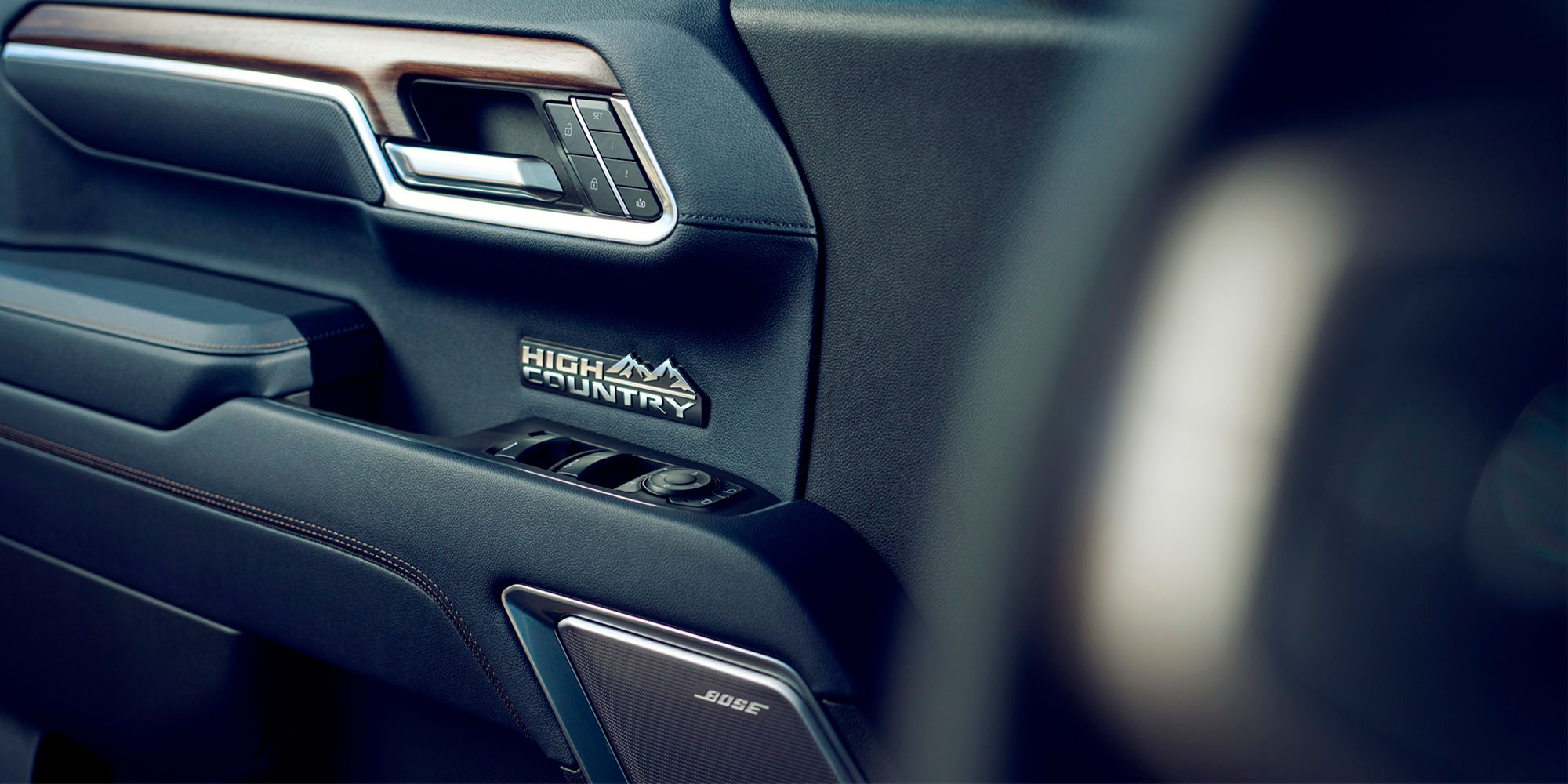 Detalles de madera y acabados premium en la Chevrolet Silverado High Country